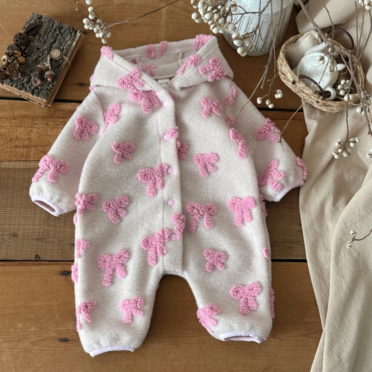 Newborn Baby Girl Romper Floral - ベビーガールズ用、フード付きロンパース、3Dのリボン刺繍が施された長袖ジャンプスーツ、前ボタン付き、柔らかいフリース素材、新生児向け、秋・冬用、一体型のベビー服。